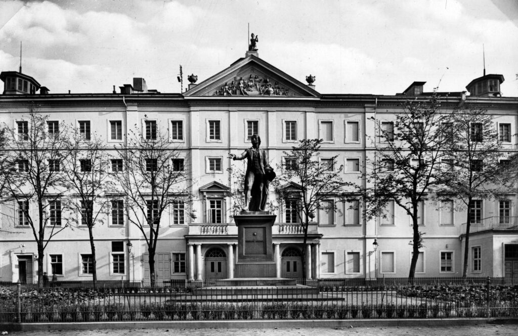 Das alte Nationaltheater Mannheim mit Schillerdenkmal, um 1930